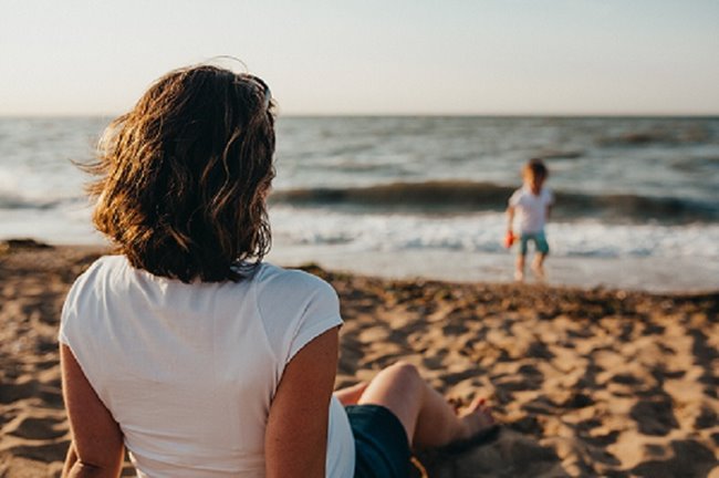 Moeder met peuter aan het strand